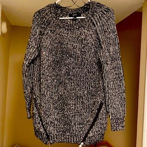 Crew neck sweater with zipper detail